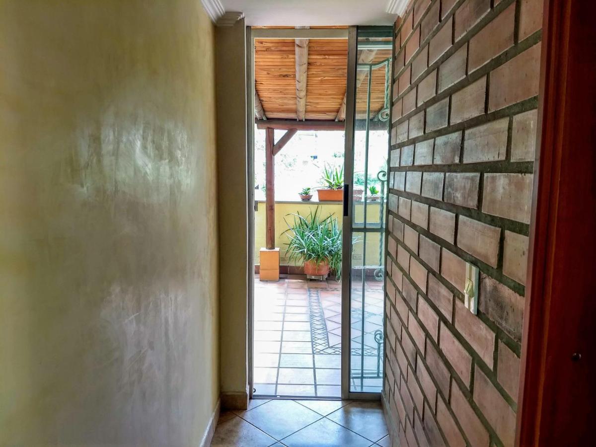Bueno, Bonito, Barato Y Cerca A El Poblado Apartman Medellín Kültér fotó