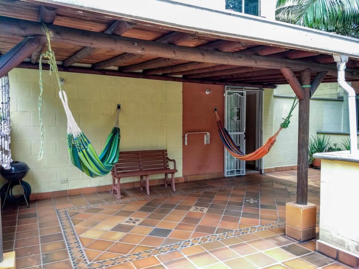 Bueno, Bonito, Barato Y Cerca A El Poblado Apartman Medellín Kültér fotó