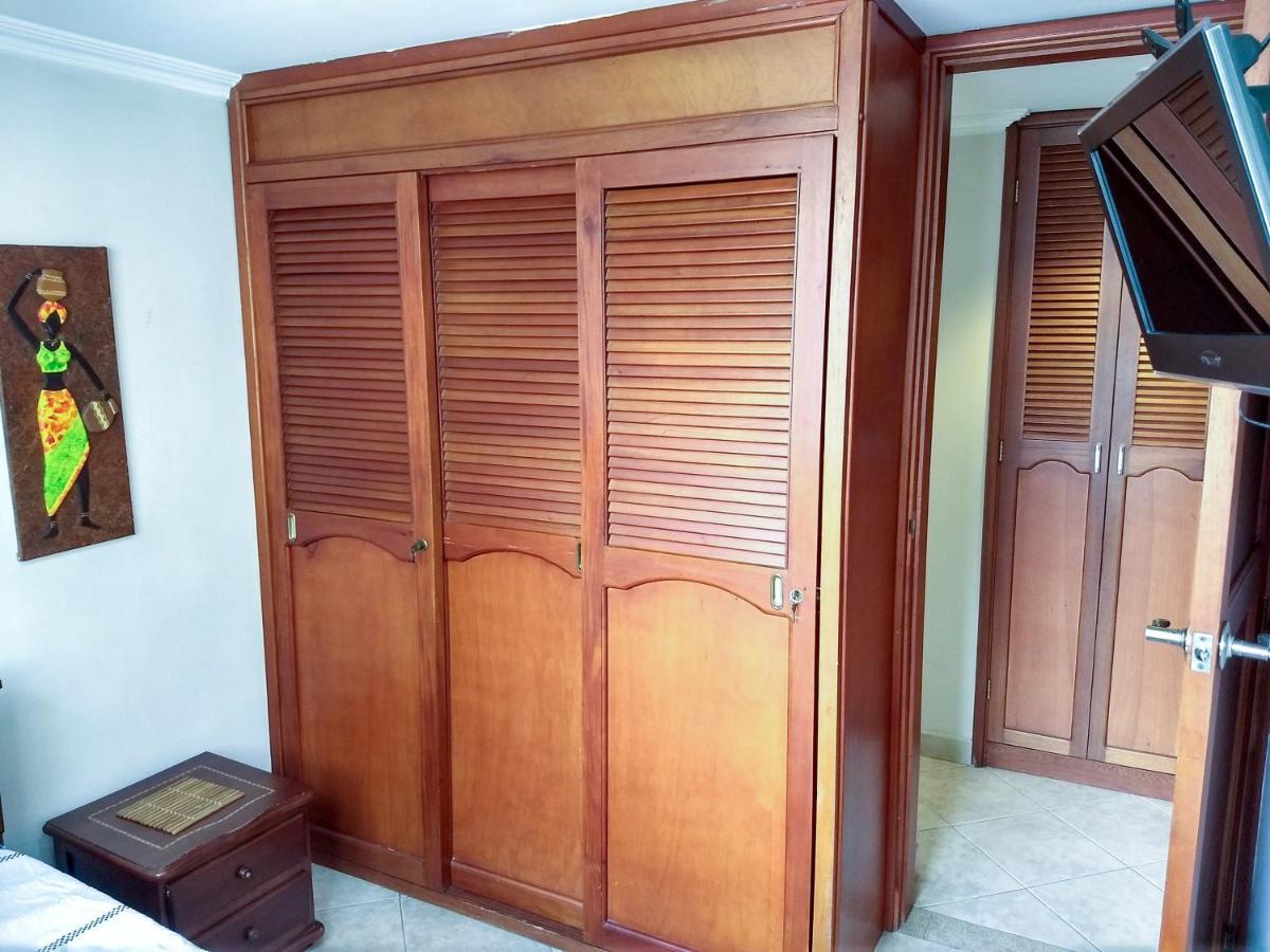 Bueno, Bonito, Barato Y Cerca A El Poblado Apartman Medellín Kültér fotó
