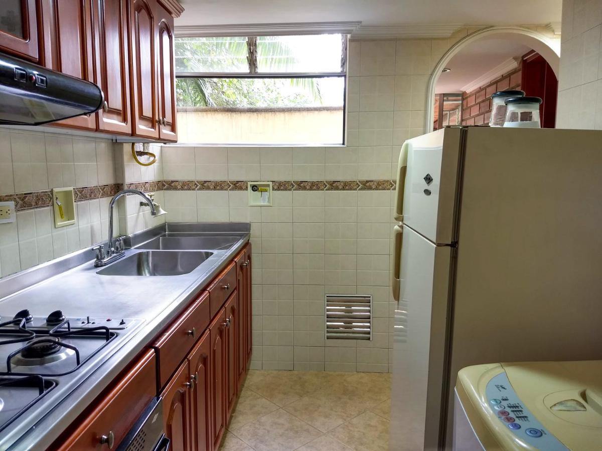 Bueno, Bonito, Barato Y Cerca A El Poblado Apartman Medellín Kültér fotó