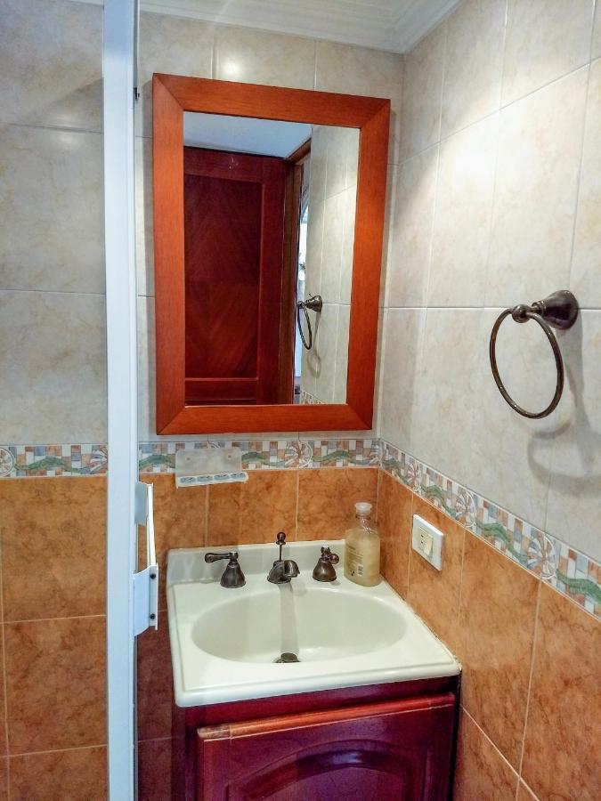 Bueno, Bonito, Barato Y Cerca A El Poblado Apartman Medellín Kültér fotó